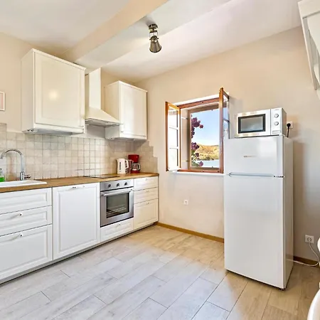 Cozy In With Kitchen * Zaboric